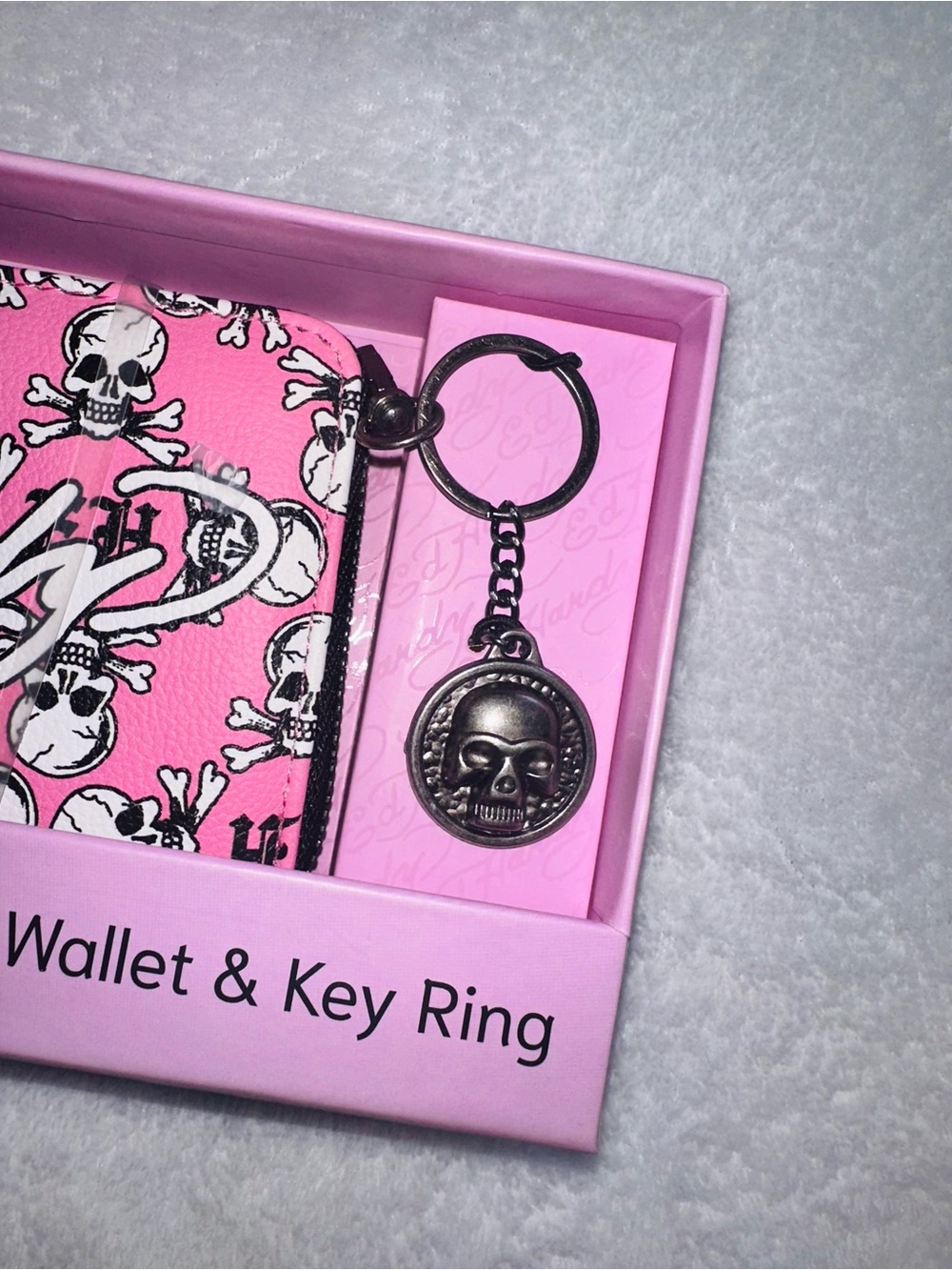 New Ed Hardy Wallet & Keychain Set - Picture 4 of 4